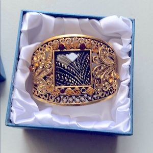 Gorgeous bracelet with crystals